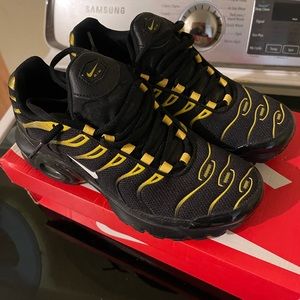 Black and Yellow air max plus Kids
